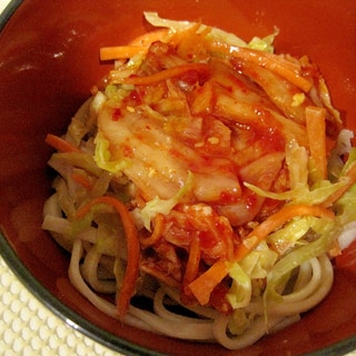 キムチと千切り野菜のサラダうどん